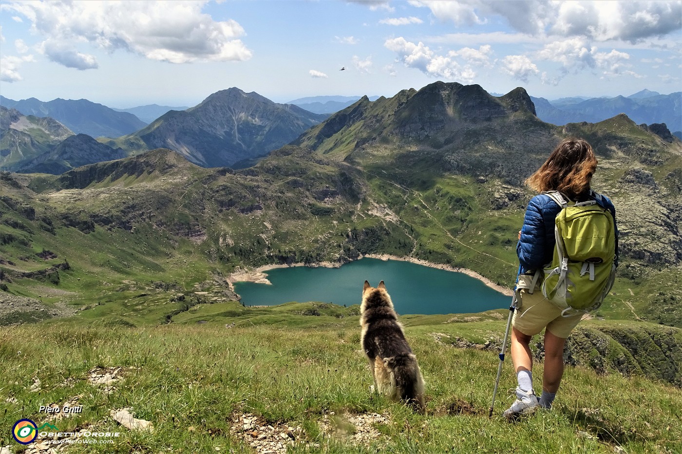 78 Ed ora in discesa su tracce e a vista verso i Laghi Gemelli.JPG